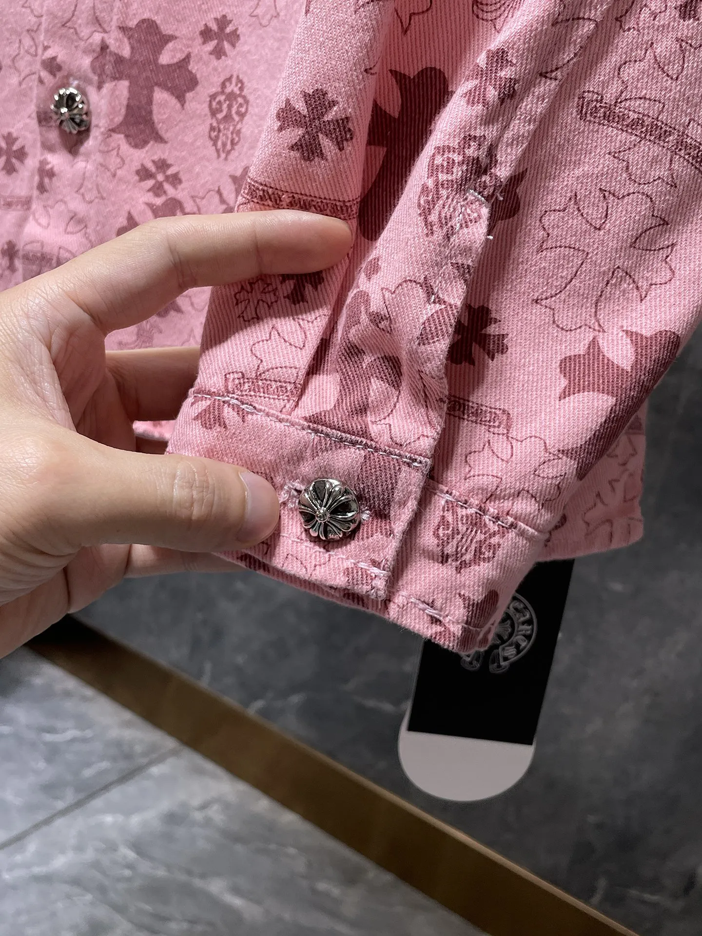 P276 Chrome Hearts🍁Shirt Series🍁 Classic cross-printed denim shirt jacket. Exclusively custom-woven and dyed. 100% pure cotton. High-gram weight denim all-printed fabric. High-tech washing! Original hardware mold opening!  ⭐Original version ⭐Can be worn with denim in all seasons 🌈Recommended colors: custom washed denim blue, denim pink 🌈Code numbers: S, M, L, XL